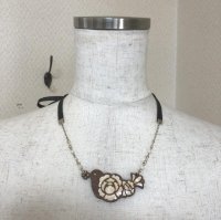 画像2: フェリシモ 芍薬 牡丹 百合の花 貝象嵌 美人鳥 ネックレス