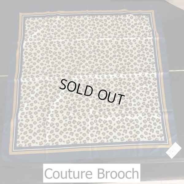 画像1: レディース スカーフ UVカット 紫外線対策 日焼け対策  Couture Brooch クチュールブローチ アニマル柄 正方形 (1)
