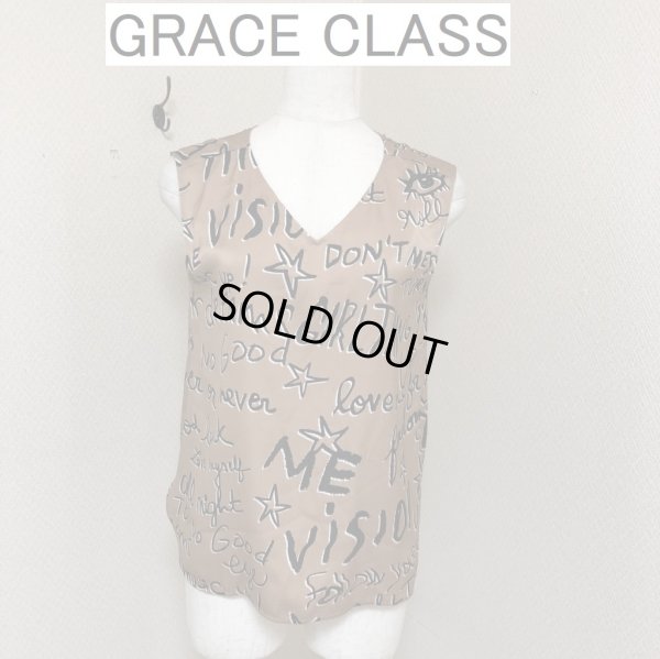画像1: GRACE CLASS レディース ノースリーブ ブラウス  サテン 接触冷感 ひんやり  手書き英字  ブラウン 36号 (1)