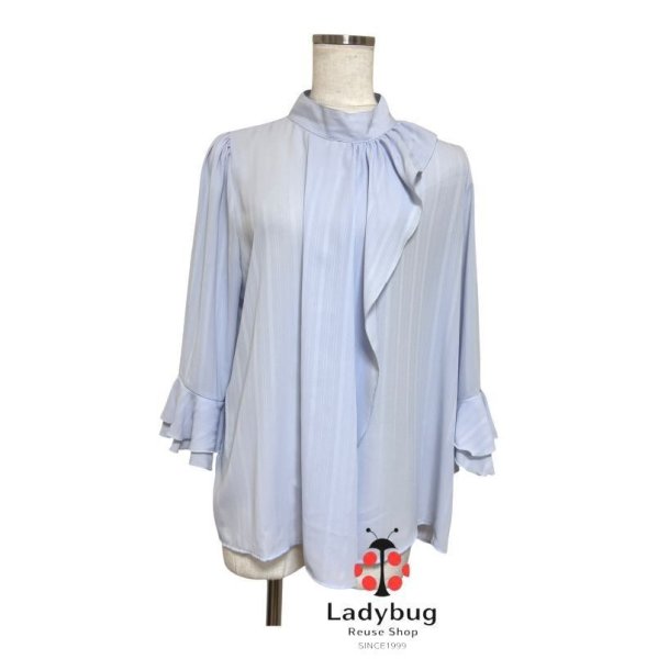 画像1: ナラカミーチェ　ハイネック　プルオーバーブラウス　袖フリル　七分袖　ストライプ　ライトブルー　さらさらブラウス　L　11号 (1)