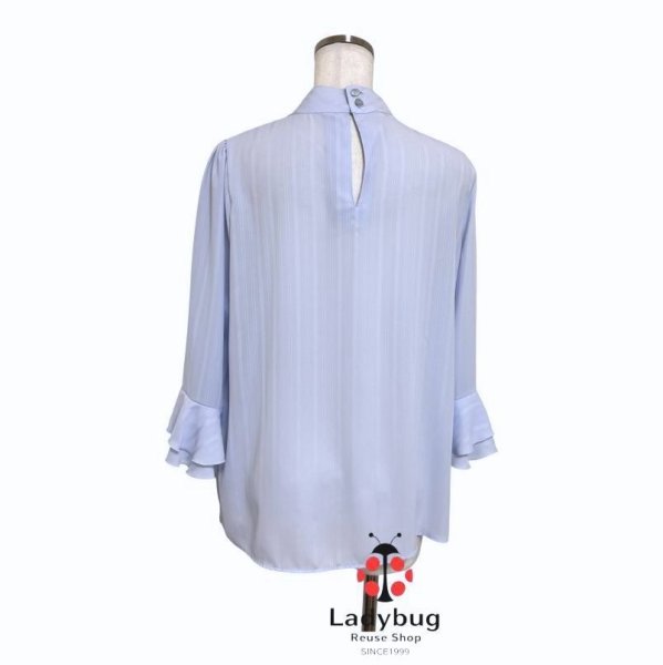 画像5: ナラカミーチェ　ハイネック　プルオーバーブラウス　袖フリル　七分袖　ストライプ　ライトブルー　さらさらブラウス　L　11号 (5)