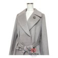 画像2: TO BE CHIC　アルパカビーバーロングコート　スワロフスキーブローチ　ウエストリボン　ダブルブレスト　44号　グレー　新品タグ付き (2)