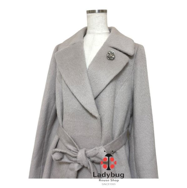 画像2: TO BE CHIC　アルパカビーバーロングコート　スワロフスキーブローチ　ウエストリボン　ダブルブレスト　44号　グレー　新品タグ付き (2)