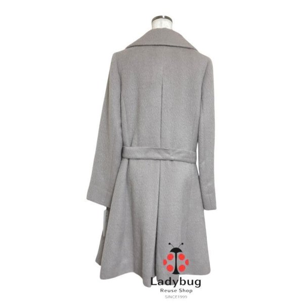 画像4: TO BE CHIC　アルパカビーバーロングコート　スワロフスキーブローチ　ウエストリボン　ダブルブレスト　44号　グレー　新品タグ付き (4)