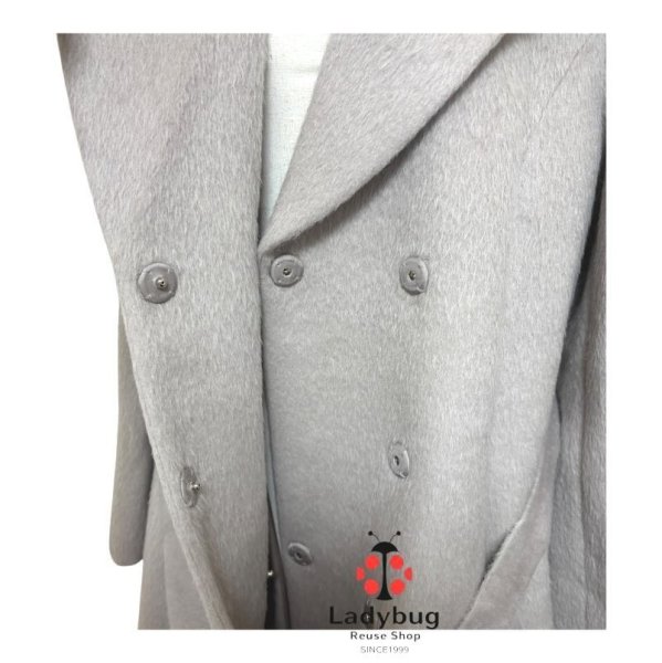 画像6: TO BE CHIC　アルパカビーバーロングコート　スワロフスキーブローチ　ウエストリボン　ダブルブレスト　44号　グレー　新品タグ付き (6)