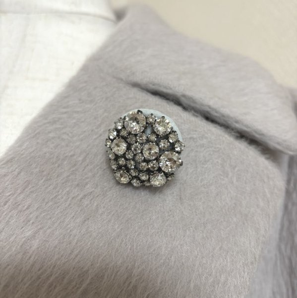 画像7: TO BE CHIC　アルパカビーバーロングコート　スワロフスキーブローチ　ウエストリボン　ダブルブレスト　44号　グレー　新品タグ付き (7)