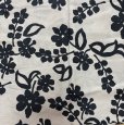 画像1: ポリエステル生地　さらさら　大きな花柄　ベージュ　黒　116×480 (1)