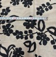 画像4: ポリエステル生地　さらさら　大きな花柄　ベージュ　黒　116×480 (4)