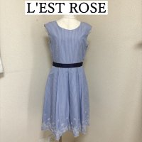 画像1: レストローズ L'EST ROSE 　レディース　ノースリーブワンピース　膝丈　ライトブルー　ストライプ　刺繍入り