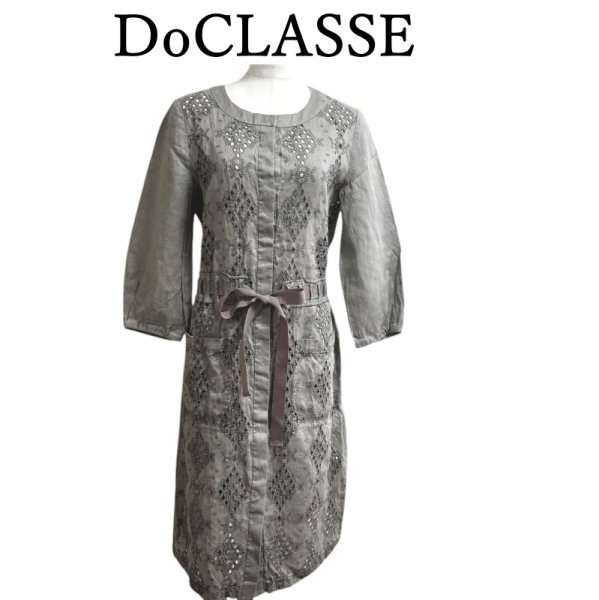 画像1: DoCLASSE ドゥクラッセ　レディース　前ボタン　リネンワンピース　ウエストリボン　グレージュ　刺繍　9号 (1)