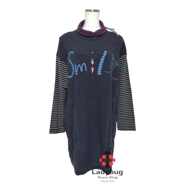 画像1: アルベロベロ　タートルネック　フリースチュニック　マイクロフリース　ブタワッペン　膝丈ワンピース　グレー　 (1)