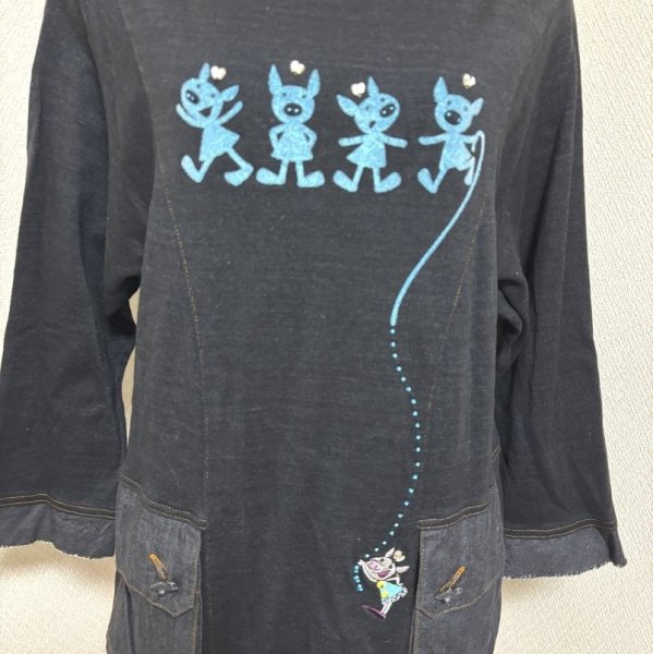 画像4: アルベロベロ　７分袖　ニットカットソー　４匹のブタワッペン　カメラのボタン　デニム切り替え　ブラック　ポケット付き (4)