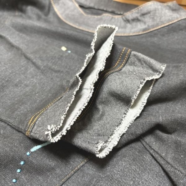 画像9: アルベロベロ　７分袖　ニットカットソー　４匹のブタワッペン　カメラのボタン　デニム切り替え　ブラック　ポケット付き (9)