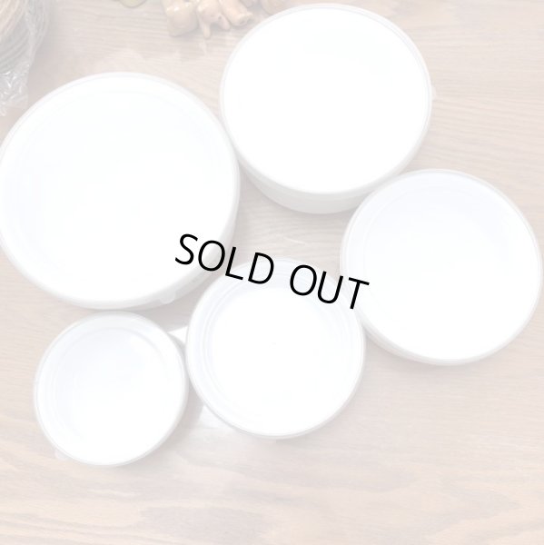 画像2: 入れ子式　ホーローボウル　蓋付き　食品容器　タッパー　5個セット　ホワイト (2)